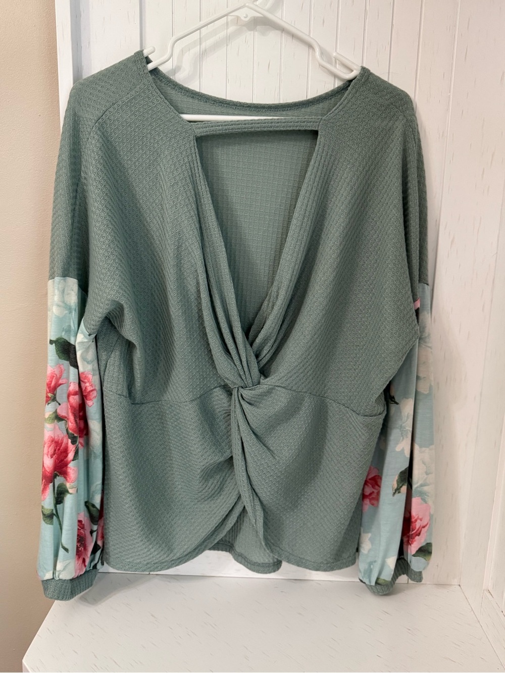 NWT, White Birch, Sage, Twist Front Long Sleeve Top, Floral Sleeves, Size XL